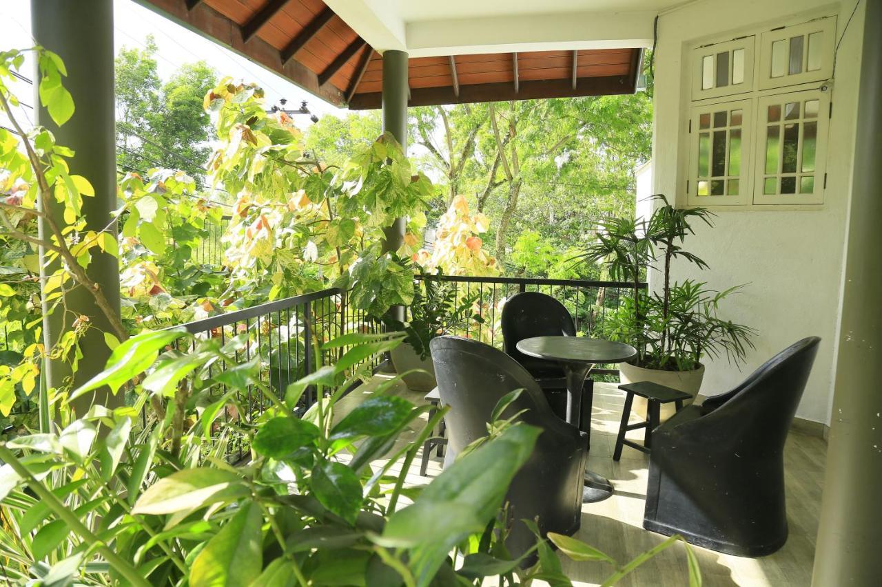 Crown Hills Kandy Inn Extérieur photo