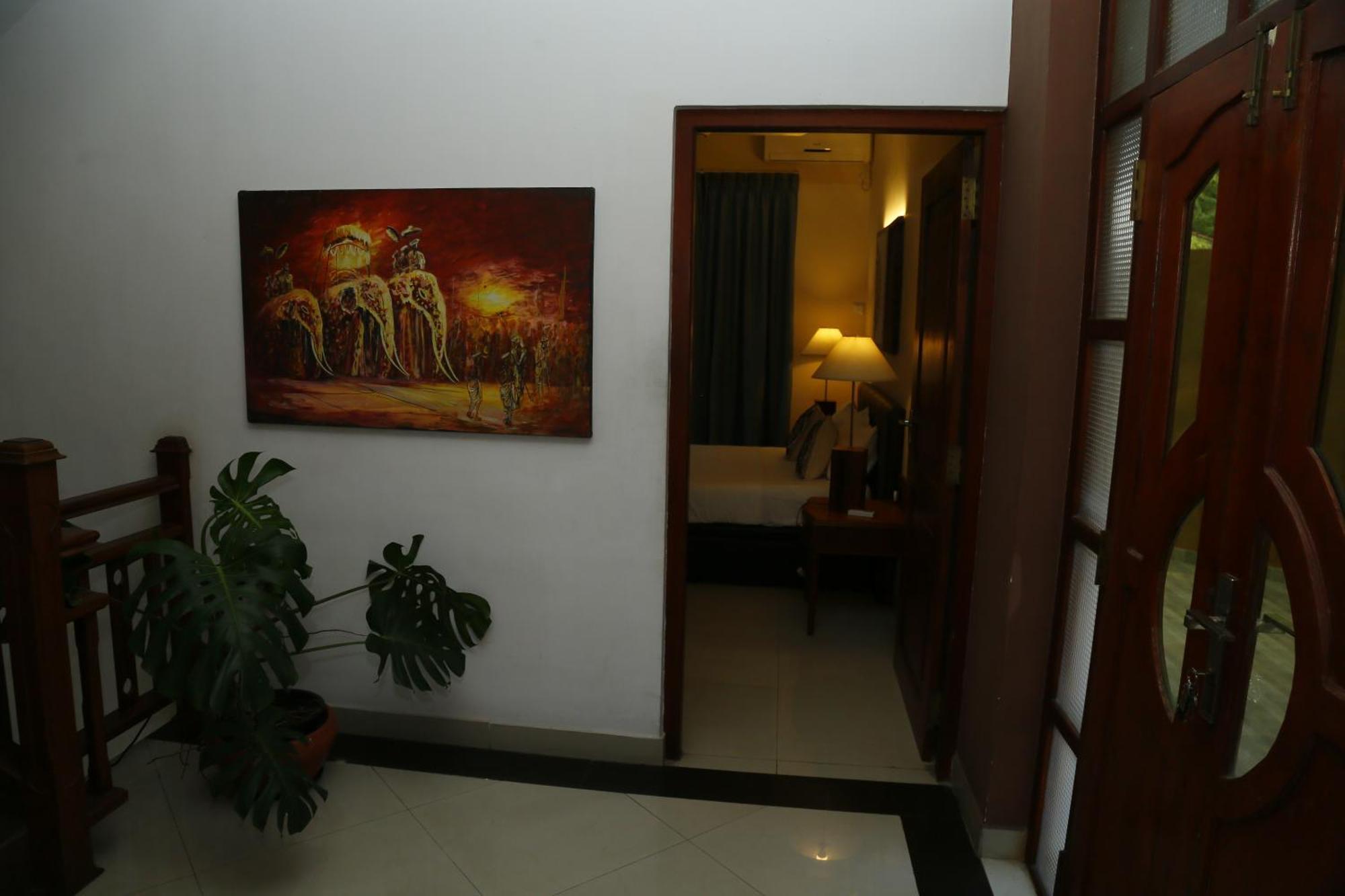 Crown Hills Kandy Inn Extérieur photo
